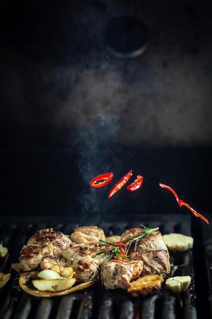 Morceaux de steaks de boeuf grillés