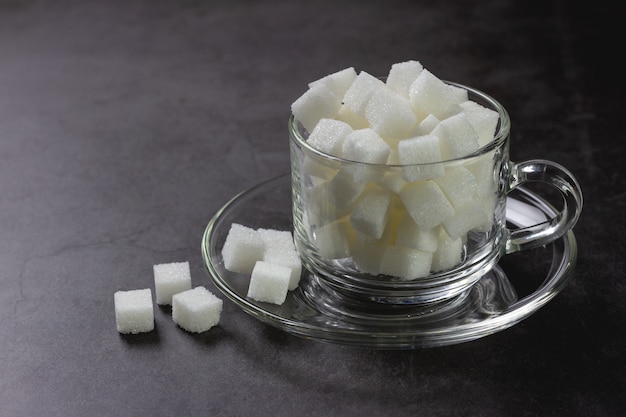 Photo morceaux de sucre blanc dans une tasse à café