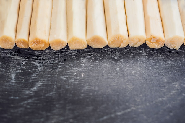 Morceaux de sucre de canne sur un fond en bois