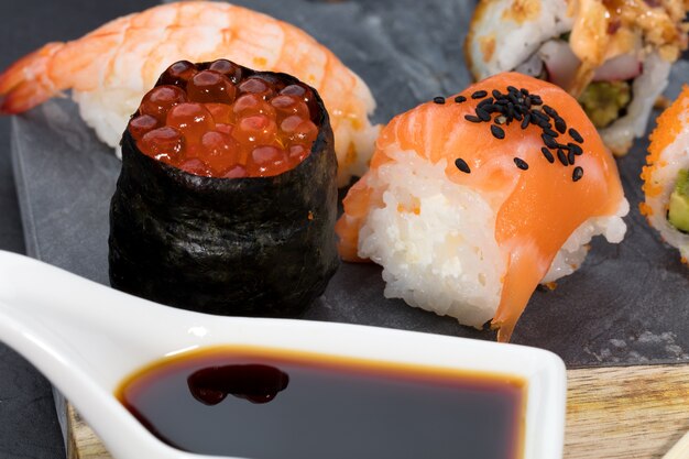 morceaux de sushi sur ardoise