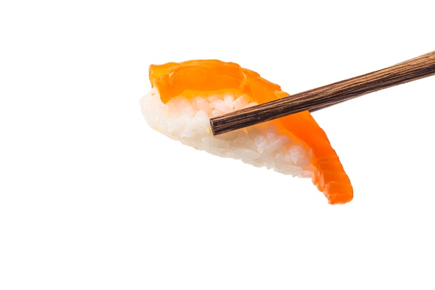 Morceaux de sushi placés entre les baguettes