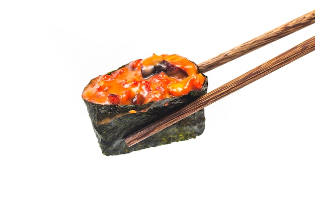 Morceaux de sushi placés entre les baguettes