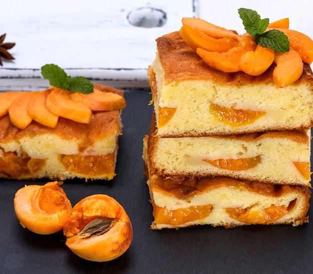 Morceaux de tarte aux abricots cuits au four