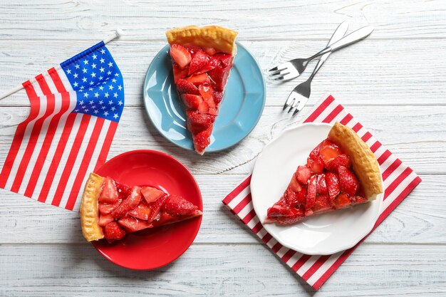 Morceaux de tarte savoureuse de drapeau américain sur la table