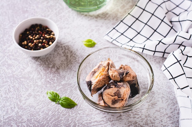 Morceaux de thon en conserve dans un bol en verre sur la table