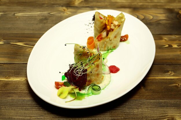 Morceaux de tourte feuilletée au poisson