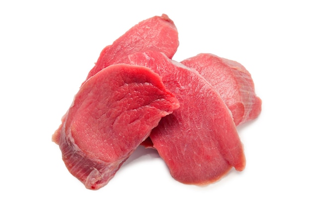 Morceaux de veau crus isolés sur fond blanc