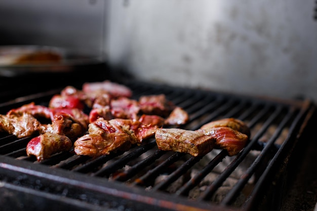 Morceaux de viande de barbecue sur la grille du gril au restaurant