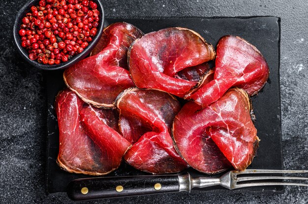 Morceaux de viande de bœuf séchée à la bresaola, antipasti italien