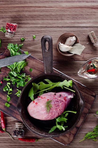 Morceaux de viande crue fraîche dans une poêle à frire