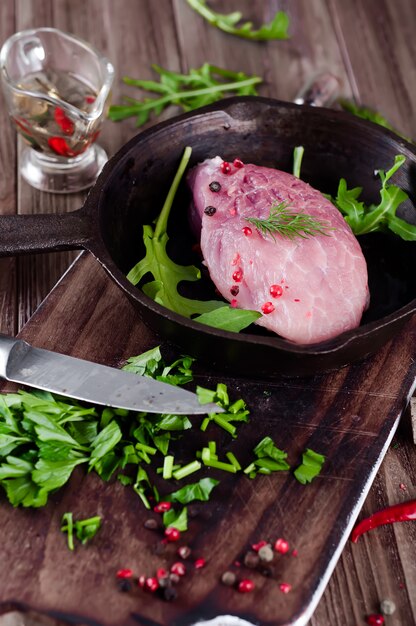 Morceaux de viande crue fraîche dans une poêle à frire