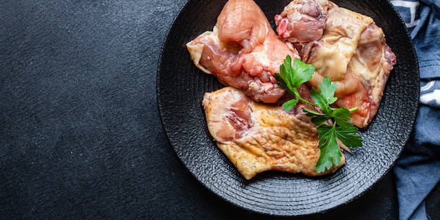 Morceaux de viande de ferme fraîche de poulet, de coq ou d'oie cru