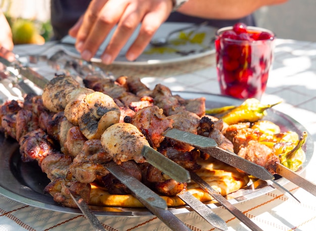 Des morceaux de viande sont cuits sur du charbon de bois dans le grill barbecue kebab shashlik