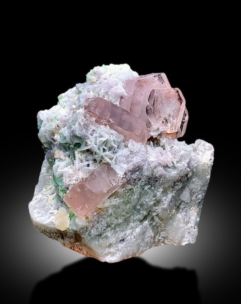 morganite rose var béryl chrysytal sur un spécimen minéral de marix de la vallée du Kunar en Afghanistan