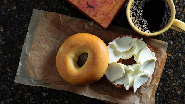 Morning Bliss Top Gros plan d'un bagel avec du fromage à la crème en 4K