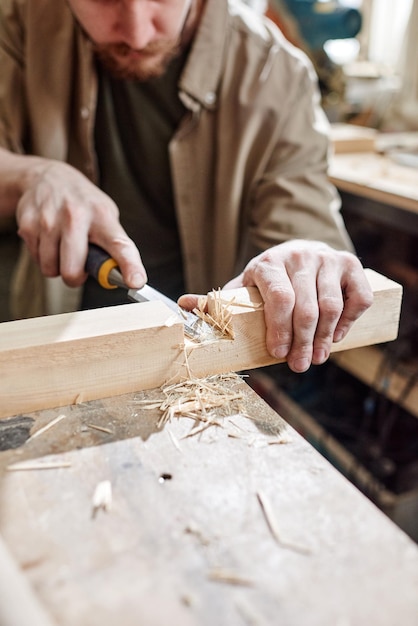 Mortaise de coupe en planche de bois