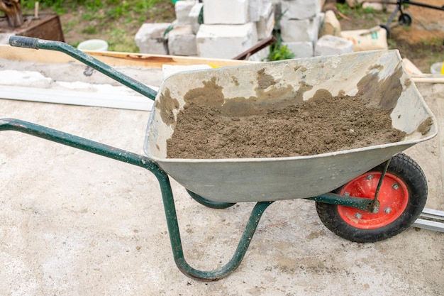 Le mortier est dans la brouette pour se déplacer