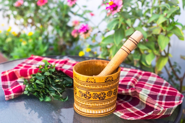 Mortier de village en bois pour herbes et épices avec menthe à l&#39;intérieur