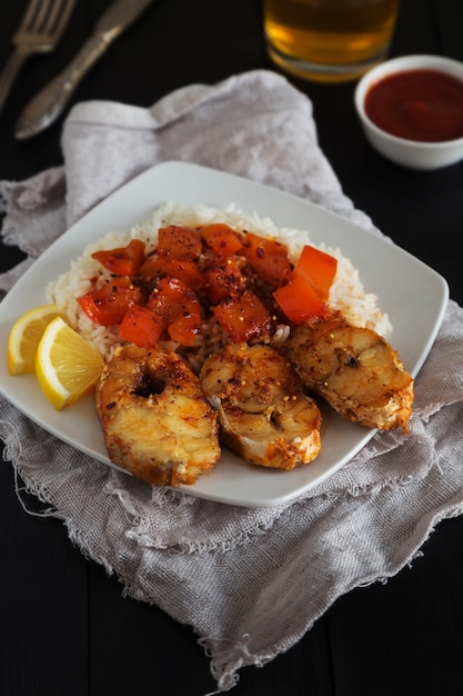 Morue frite avec du riz et du poivre