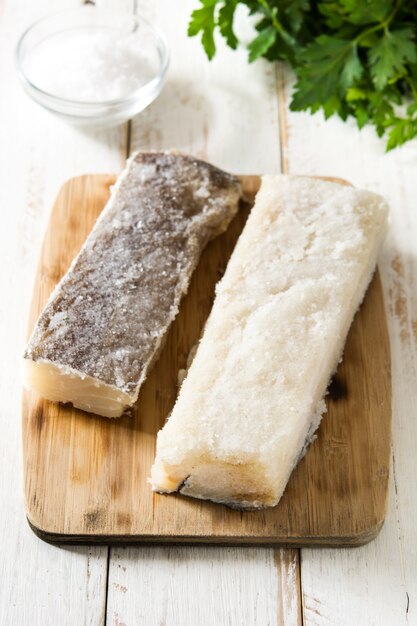 Morue séchée salée sur une table en bois blanc Nourriture typique de Pâques