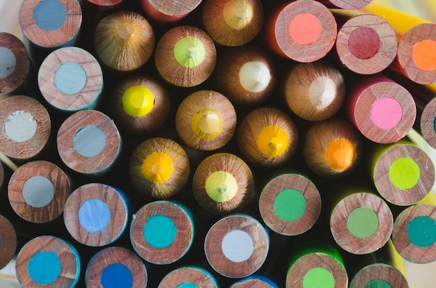 Mosaïque colorée avec des crayons en bois.