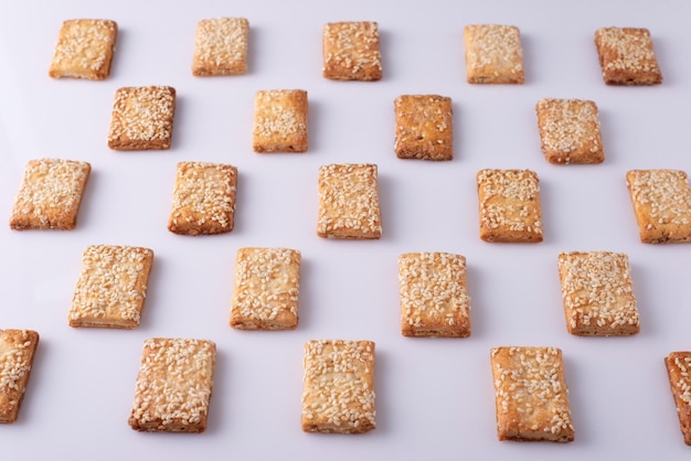 Mosaïque à motifs de biscuits aux graines de sésame sur fond blanc