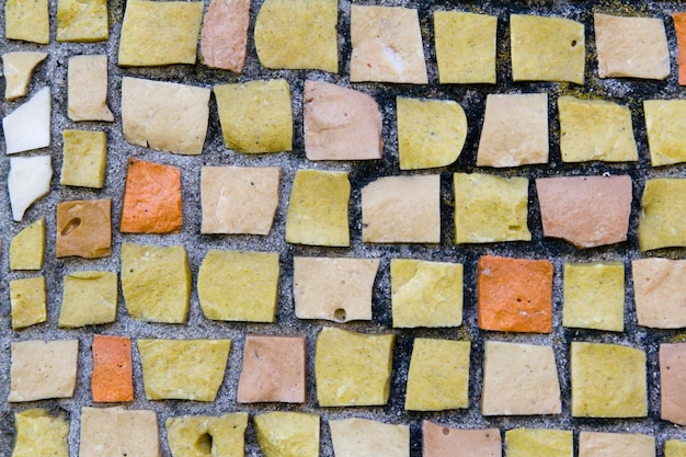 mosaïque multicolore sur un mur en béton