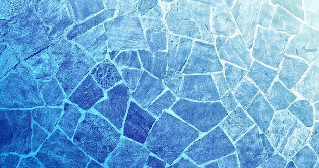 une mosaïque en pierre bleue avec un fond bleu