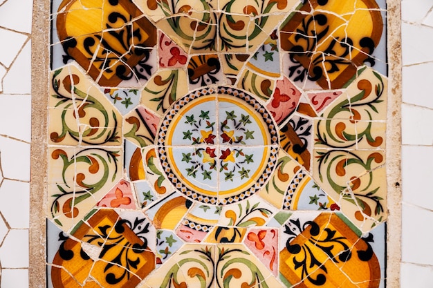 Mosaïque de plan rapproché antonio gaudi dans le parc guell barcelone