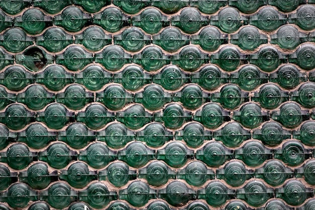 Photo mosaïque vintage à partir de vieilles bouteilles utilisation écologique de vieilles bottes pour la mosaïque sur le mur