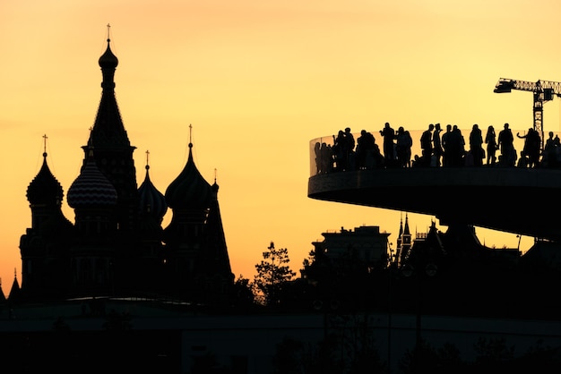 Moscou au coucher du soleil Russie pont flottant surplombant la cathédrale St Basile