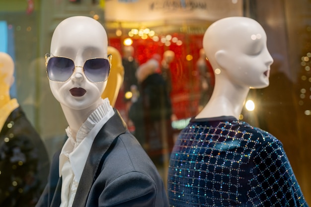 Photo moscou, russie. 08 décembre 2020. mannequin dans un magasin moderne.