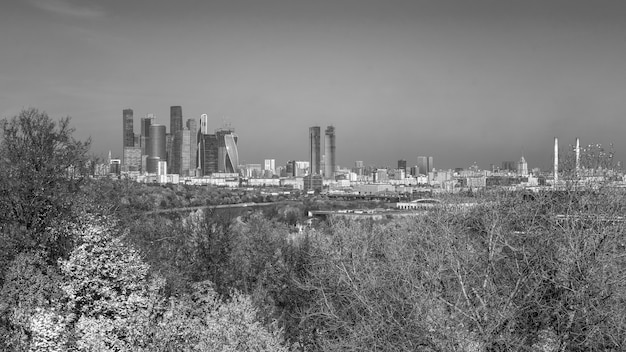 Moscou, Russie - 11 octobre 2021 : vue panoramique sur la ville de Moscou depuis les collines des moineaux avec l'arrière-plan des paysages urbains pendant la journée ensoleillée d'automne.