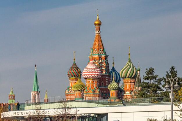 MOSCOU RUSSIE 15 OCTOBRE 2021 Vue sur le restaurant Voskhod les tours du Kremlin de Moscou