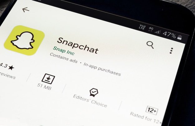 Moscou, Russie - 18 octobre 2020 : Application Snapchat sur l'écran du smartphone dans le Play Store.