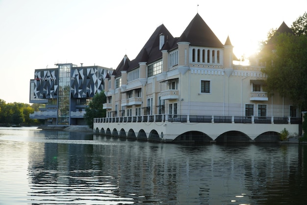 Moscou Russie 29 AOÛT 2022 Palais de Yakubov dans le parc VDNH et reflet dans l'eau de l'étang