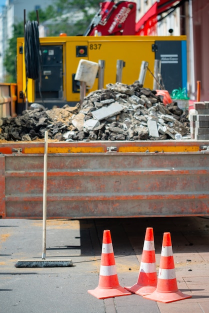 Moscou. Russie. 31 juillet 2021. Obstruction en plastique des panneaux à rayures orange sur la route.