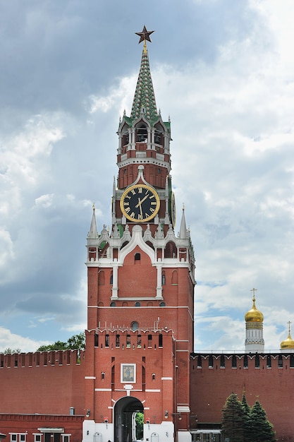 MOSCOU, RUSSIE - 6 juin 2021 : vue sur la tour Spasskaya et le Kremlin sur la place Rouge à Moscou