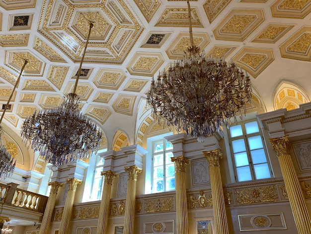 Photo moscou russie intérieur classique d'or dans un vieux grand château intérieur du musée royal