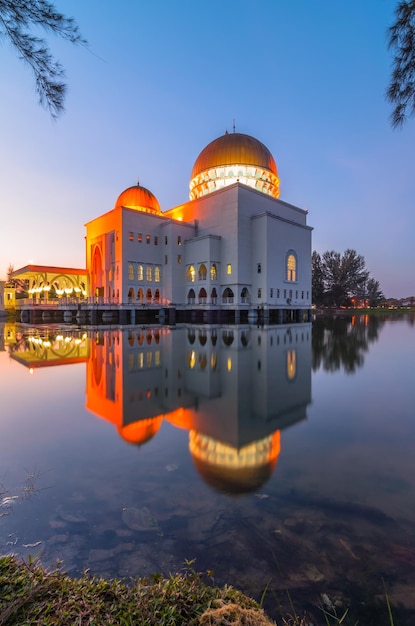 La mosquée As-salam au lever du soleil