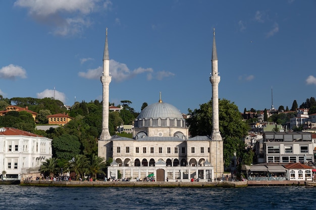 Photo mosquée beylerbeyi dans le détroit du bosphore d'istanbul turquie