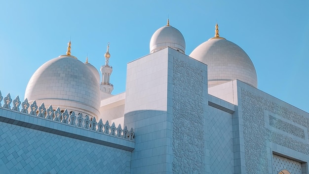 Une mosquée bleue avec un bâtiment blanc en arrière-plan