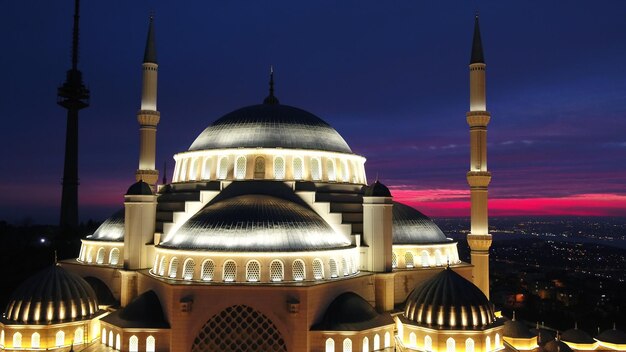 La mosquée de Camlica contre le ciel en ville