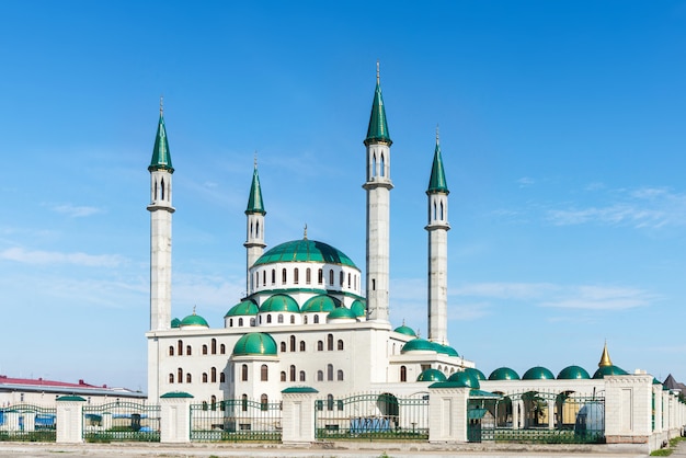 La mosquée de la cathédrale à la journée ensoleillée à Tcherkessk