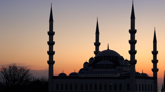 Mosquée avec ciel de lever de soleil shiluette