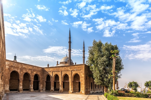 La mosquée de la citadelle du Caire, vue ensoleillée.