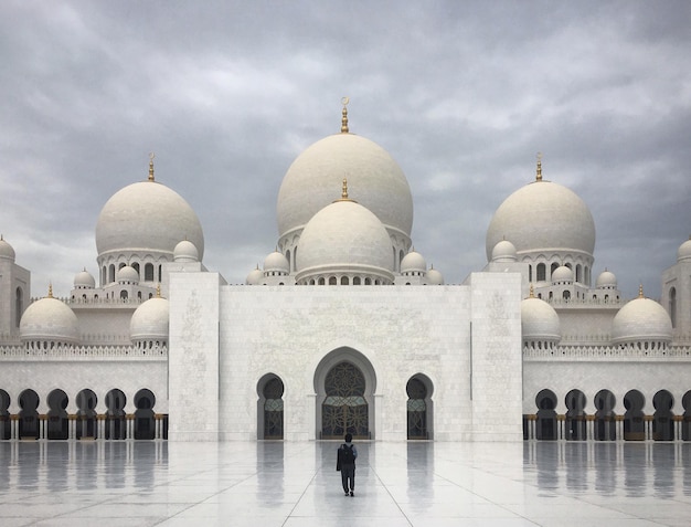 Mosquée contre le ciel