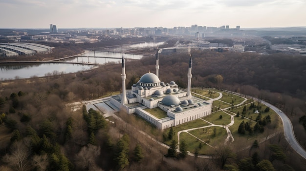 Une mosquée dans un parc avec des arbres et une rivière en arrière-plan