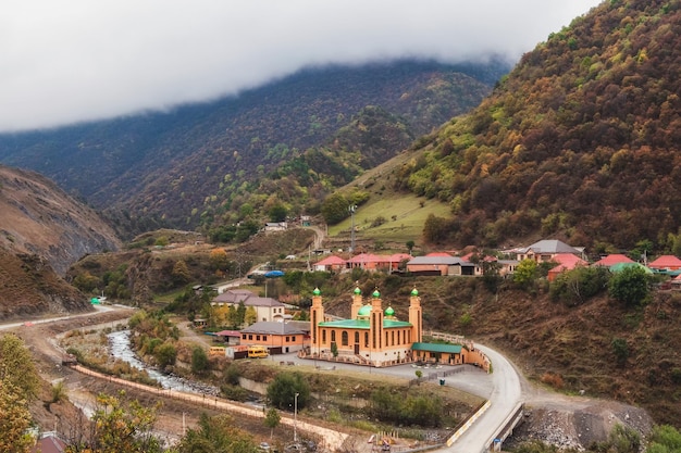 Mosquée dans le village de montagne d'Armkhi Ingouchie