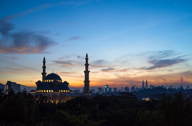 Mosquée du territoire fédéral contre un ciel nuageux au crépuscule